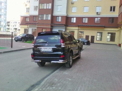 Тойота на бордюре.jpg