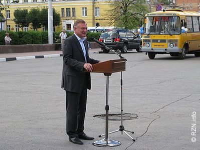 Губернатор на фоне разбитого люка..jpg