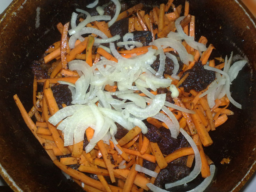 С морковкой бросаем оставшуюся половинку лука.jpg