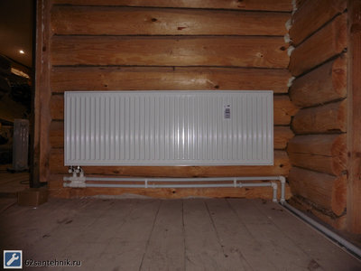 Стальной панельный радиатор Stelrad в деревянном доме.jpg